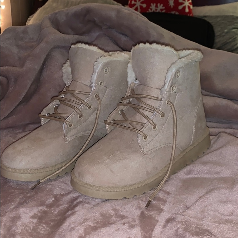 Nobel Finds Tan Fluffy Snow Boots